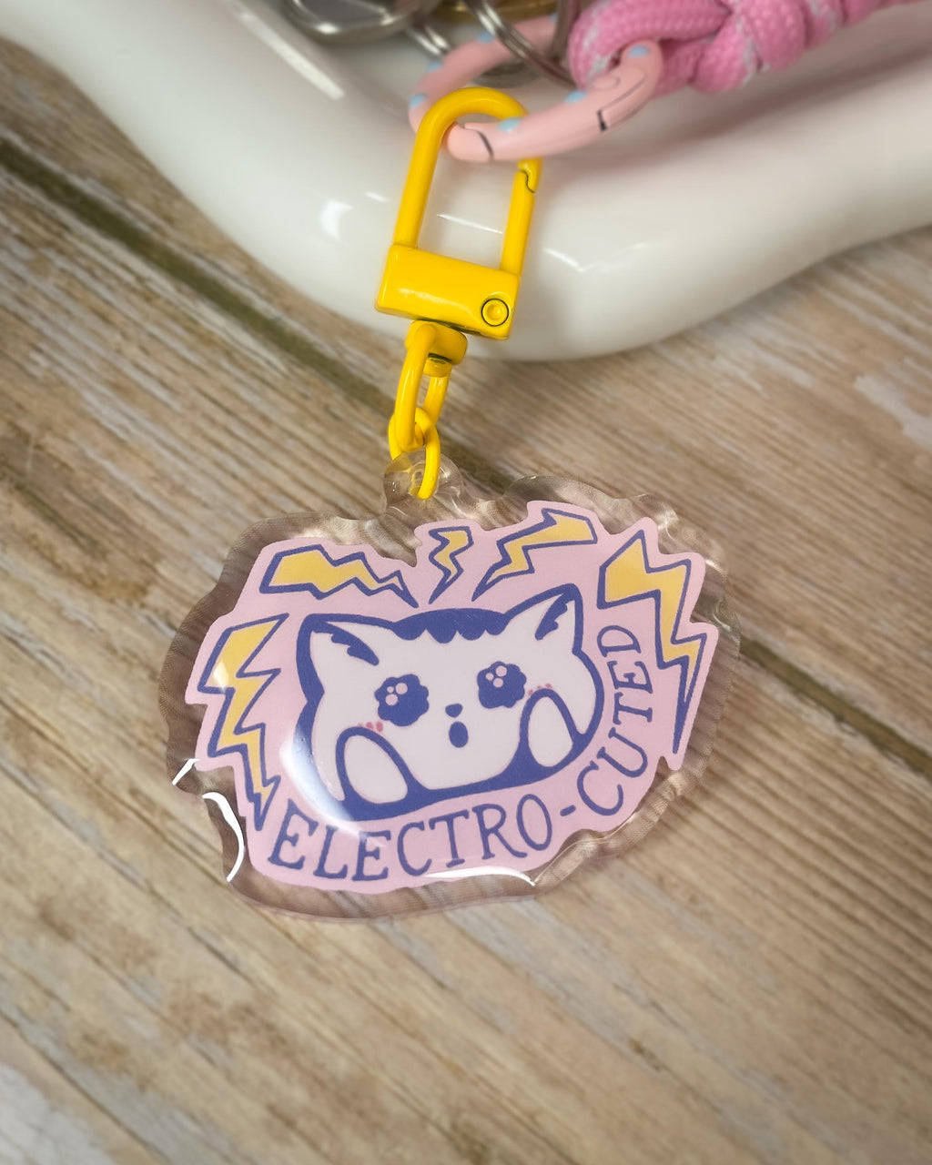 Electro-Cuted Cat Acrylic Keychain: Kawaii Charm with Yellow Clasp
