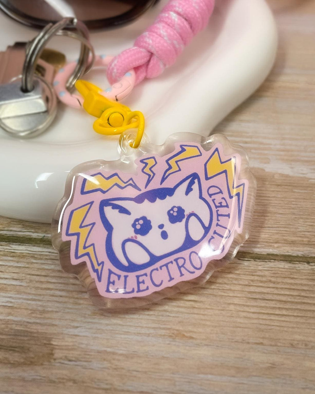 Electro-Cuted Cat Acrylic Keychain: Kawaii Charm with Yellow Clasp