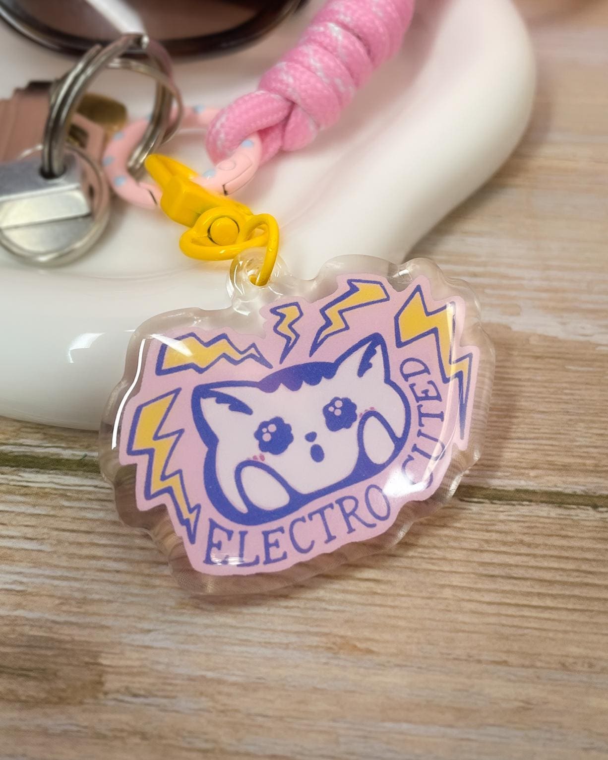 Electro-Cuted Cat Acrylic Keychain: Kawaii Charm with Yellow Clasp